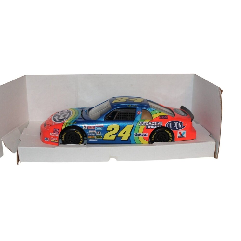 Revell Jeff Gordon #24 NASCAR Chevrolet Monte Carlo Dupont 1:24 Scale 1995